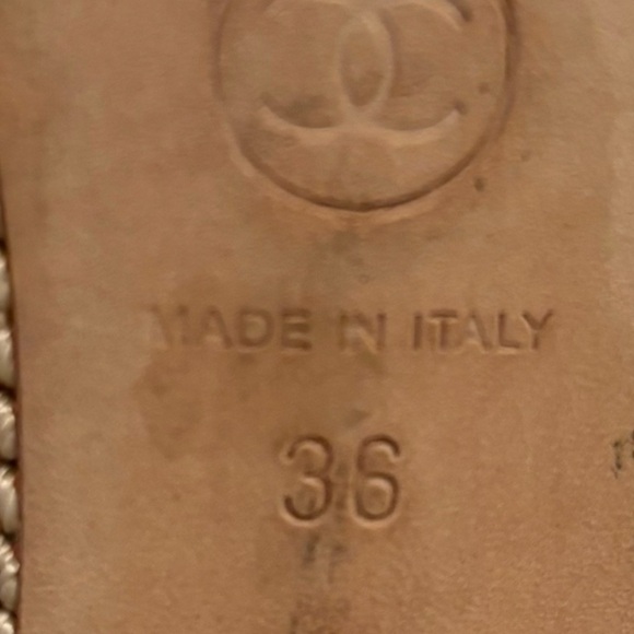 2010 Vintage CHANEL Camellia Straw Beige Leather Slide Sandals with Short Heel!! - Picture 4 of 5